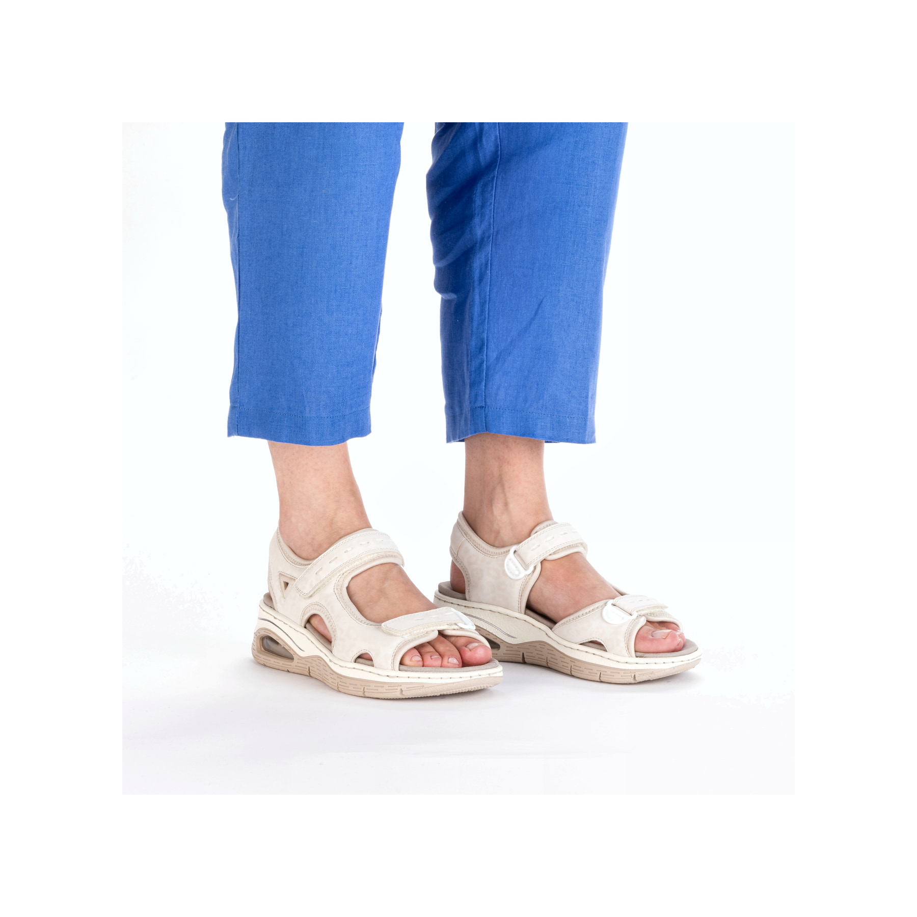 Beige vegane Rieker Damen Trekkingsandalen 67666-60 mit Rieker Air Sohlenfenster. Schuh am Fuß.