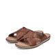 Braune Rieker Herren Pantoletten 21082-24 mit der Komfortweite G. Schuhpaar seitlich schräg.