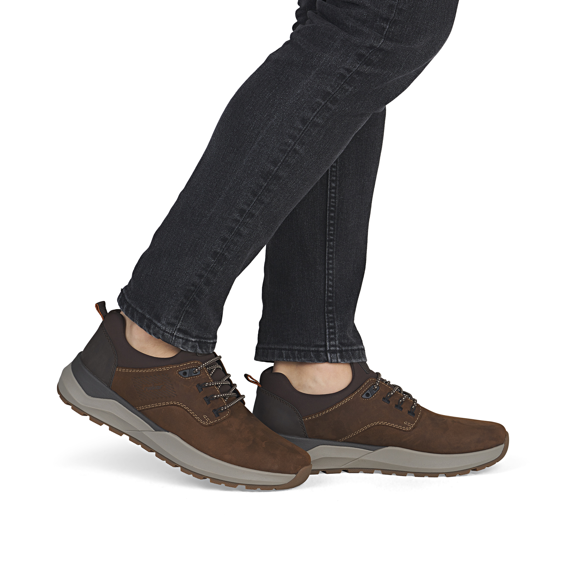 Mocassins Rieker marron homme 06050-22 en cuir suédé avec bande élastique. Chaussure au pied.