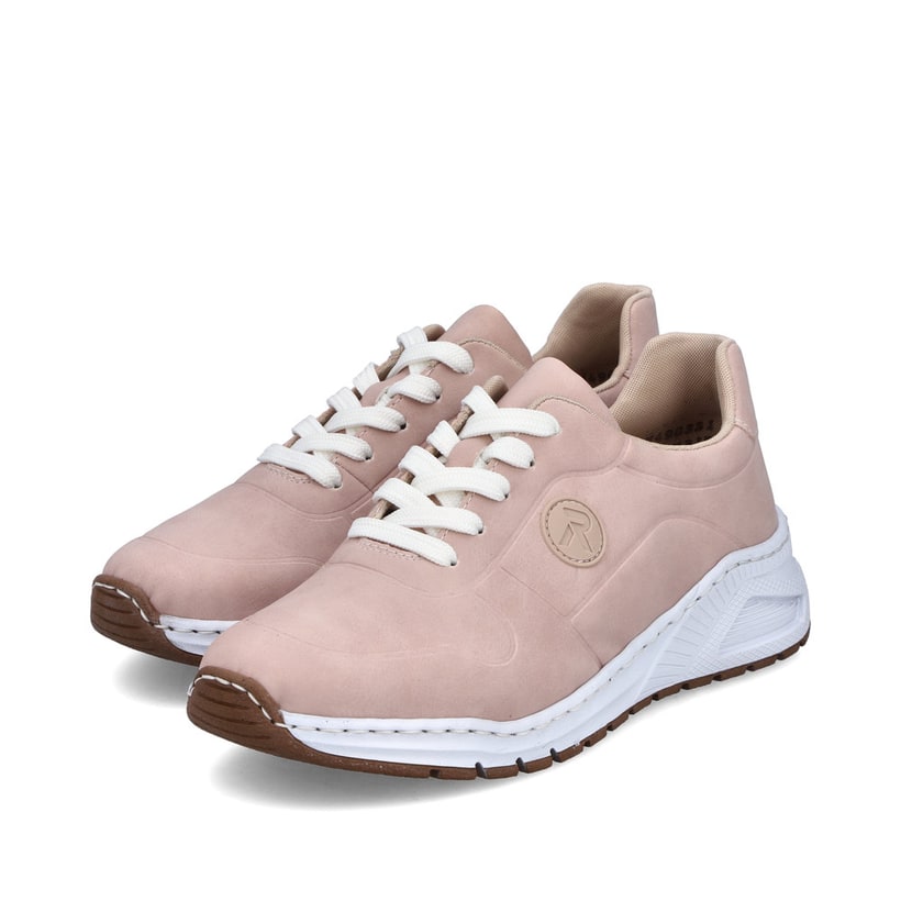 Rosane Rieker Damen Sneaker Low M4903-31 mit abgesetztem Logo sowie Schnürung. Schuhpaar seitlich schräg.