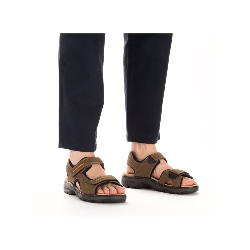 Kaffeebraune Rieker Herren Trekkingsandalen 21760-24 mit einem Klettverschluss. Schuh am Fuß.