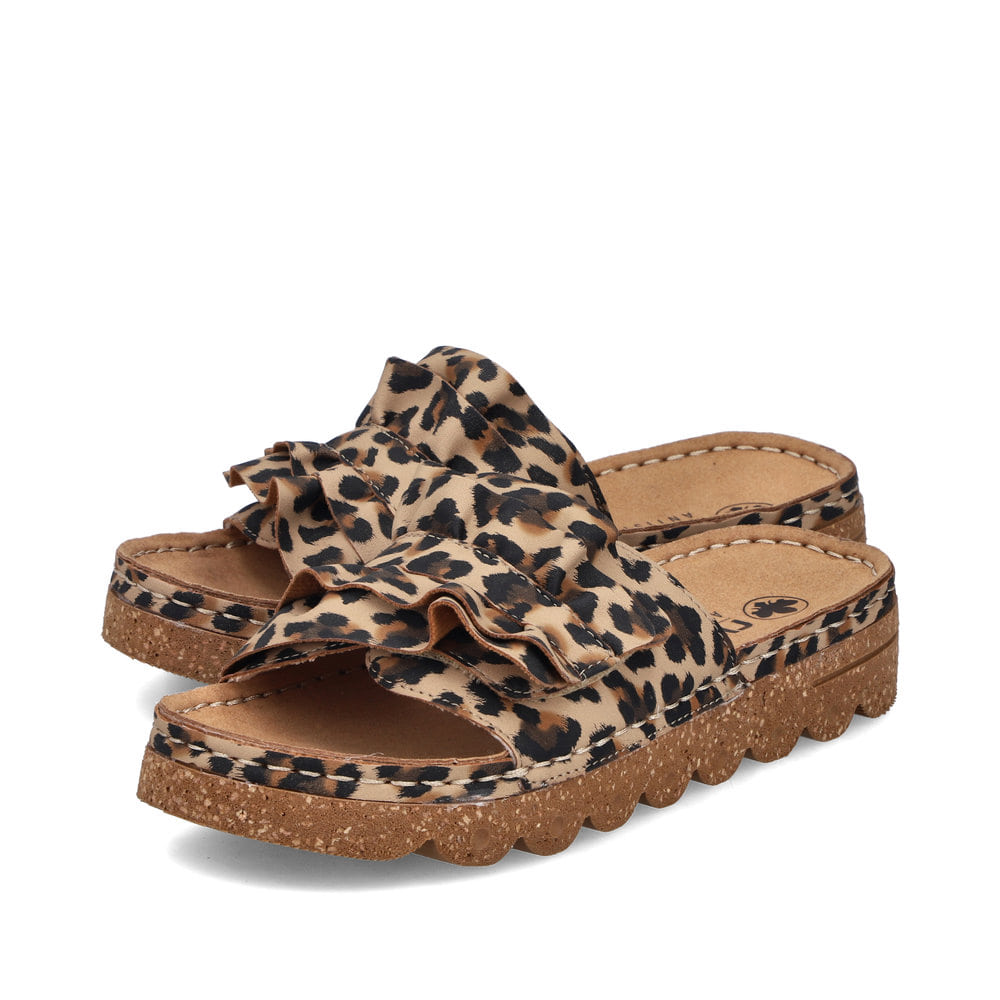 Braune Rieker Damen Pantoletten V8763-61 mit modischen Raffungen. Schuhpaar seitlich schräg.