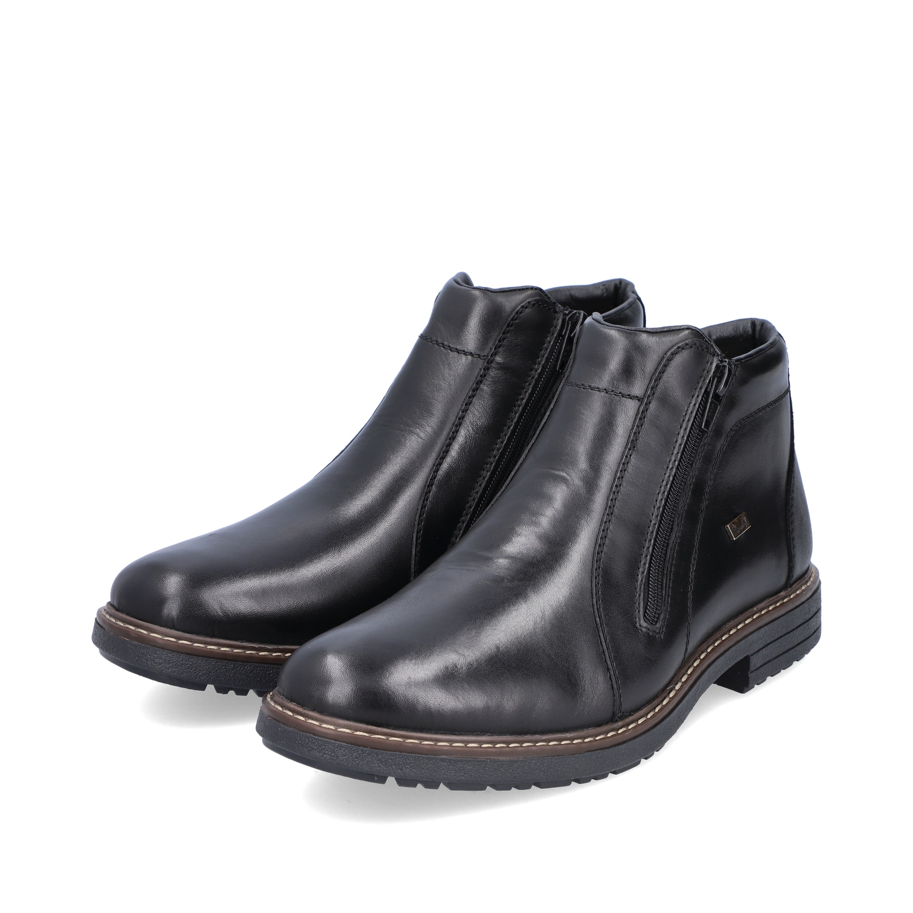 Schwarze Rieker Herren Kurzstiefel 33160-00 mit wasserabweisender TEX-Membran. Schuhpaar seitlich schräg.