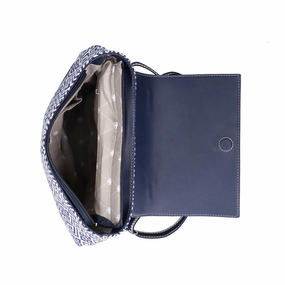 Sac à dos Rieker H1107-90 multi-tissé avec motif en losange et rabat avec fermeture magnétique. Ouvert.