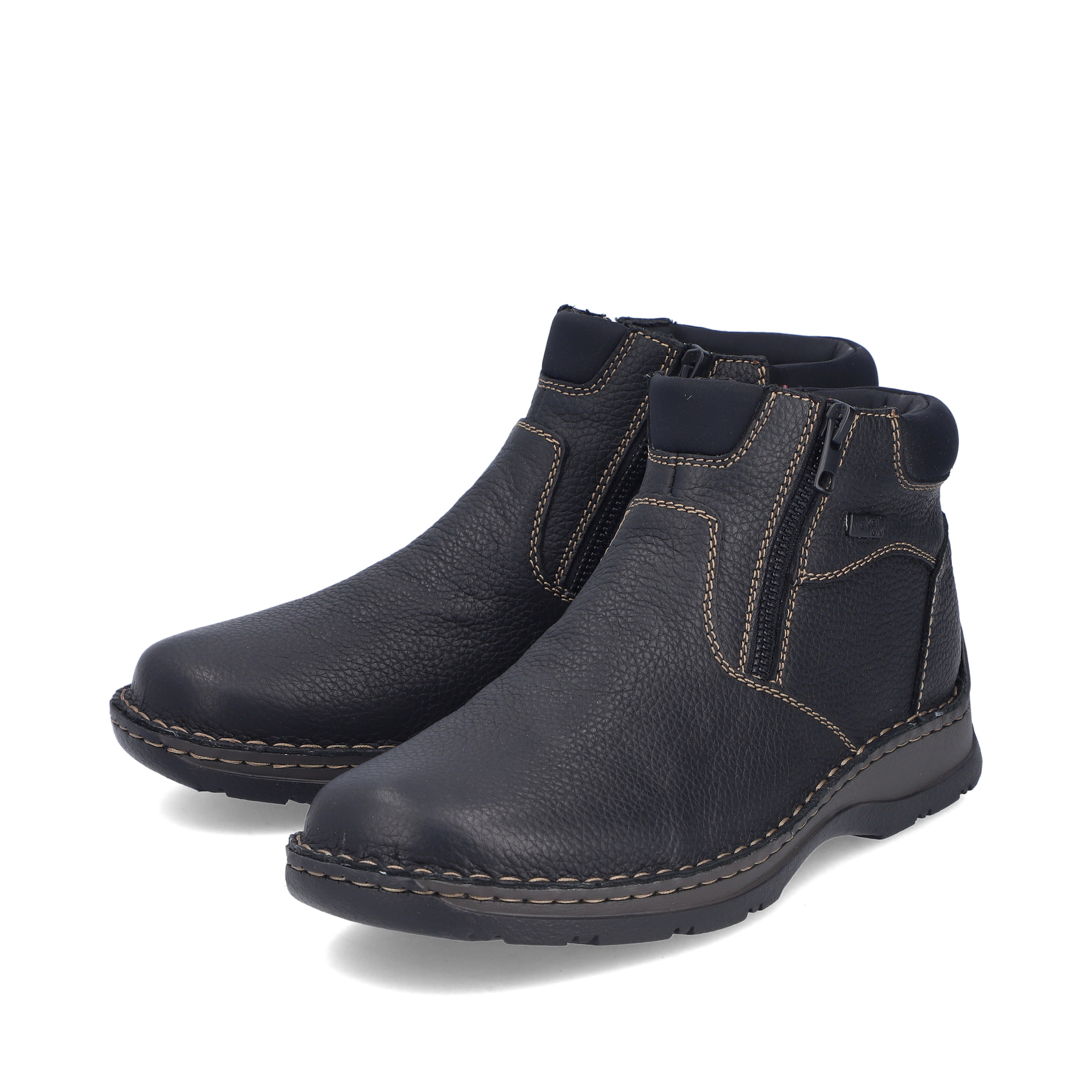 Schwarze Rieker Herren Kurzstiefel 05362-00 aus Glattleder. Schuhpaar seitlich schräg.