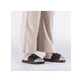 Mules Rieker noires pour femme V5650-00 avec boucle tendance. Chaussure au pied.