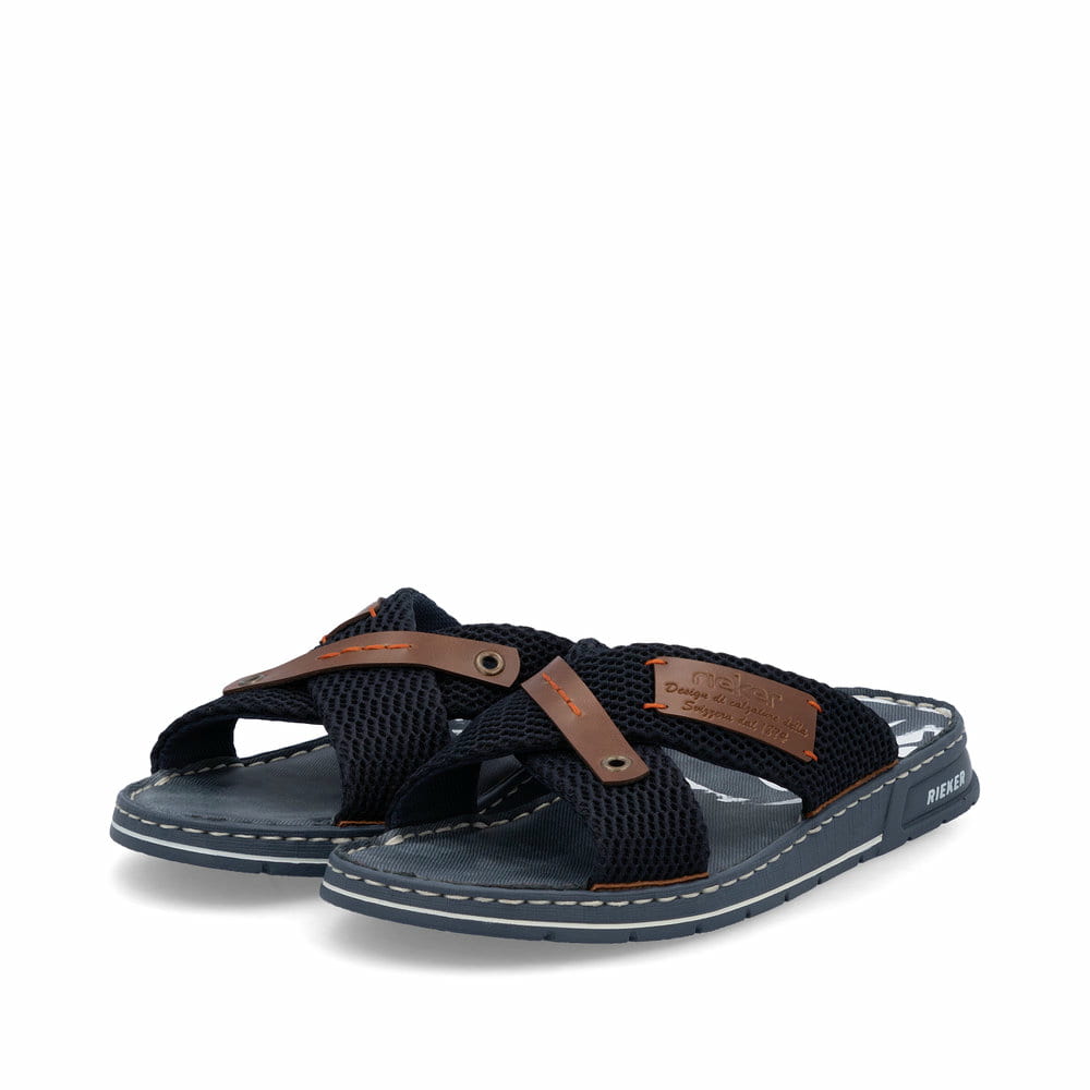 Blaue Rieker Herren Pantoletten 21239-14 mit Komfortweite G sowie leichter Sohle. Schuhpaar seitlich schräg.