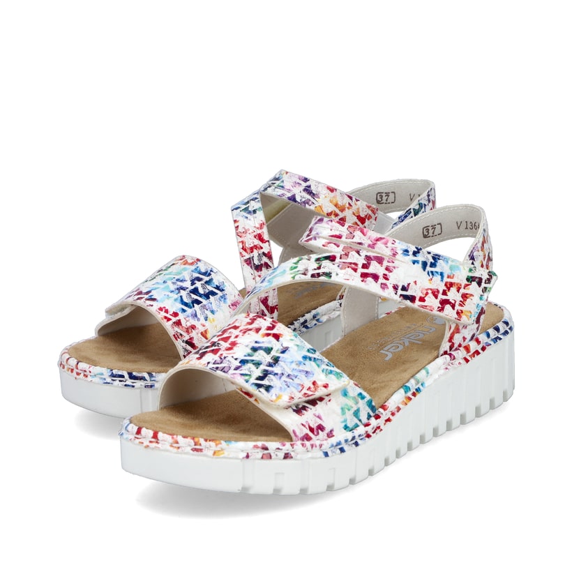 Mehrfarbige Rieker Keilsandaletten V1364-90 mit einem Klettverschluss. Schuhpaar seitlich schräg.