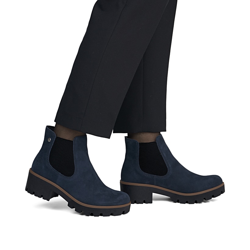 Dunkelblaue Rieker Damen Chelsea Boots 79265-14 aus Rauleder mit einem Gummizug. Schuh am Fuß.