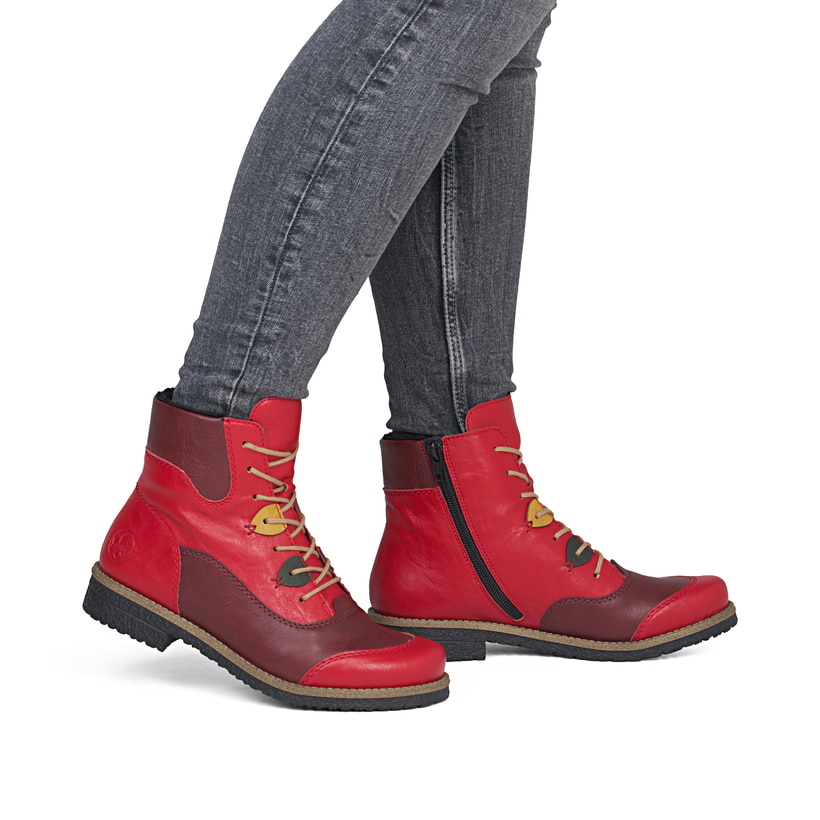 Rote Rieker Damen Schnürstiefel 73510-33 mit farbenfrohen Details. Schuh am Fuß.