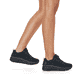 Schwarze Rieker Damen Sneaker Low 48022-00 mit flexibler Sohle sowie Schnürung. Schuh am Fuß.