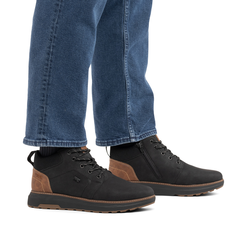 Schwarze Rieker Herren Sneaker High B5530-00 mit wasserabweisender TEX-Membran. Schuh am Fuß.