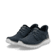 Blaue Rieker Herren Slipper B6658-14 mit Ready2GO Slip-in Feature sowie Gummizug. Schuhpaar seitlich schräg.