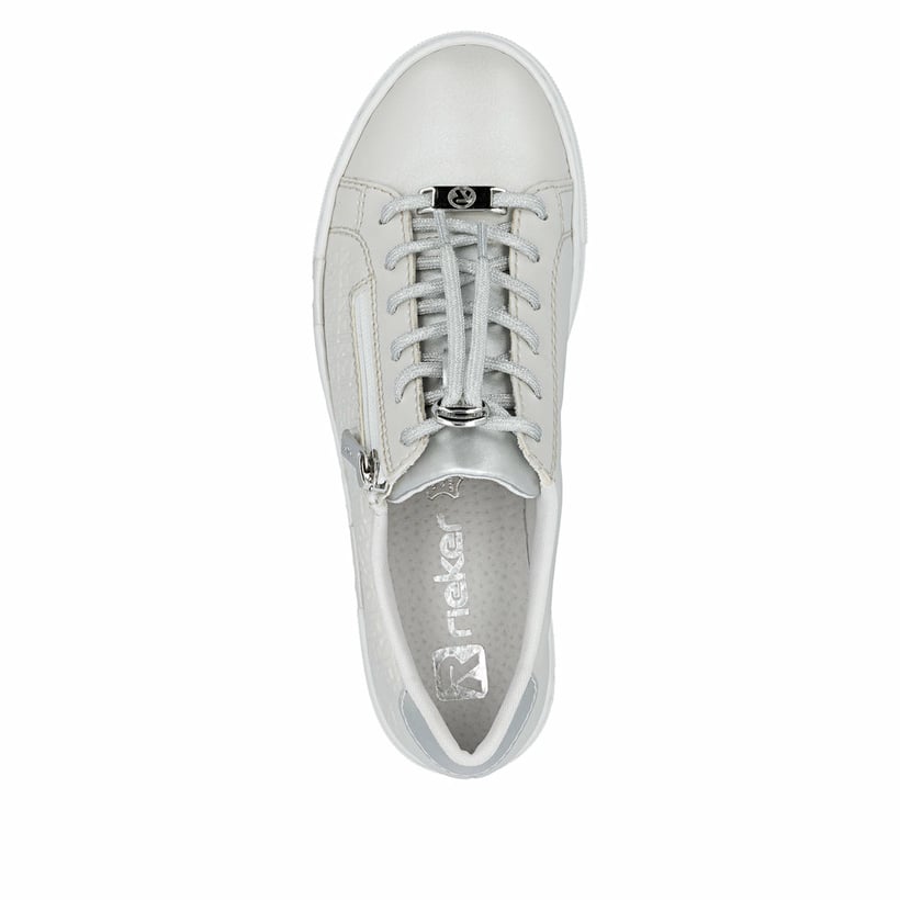 Silberne Rieker Damen Sneaker Low N4960-90 mit dekorativer Prägung. Schuh von oben.