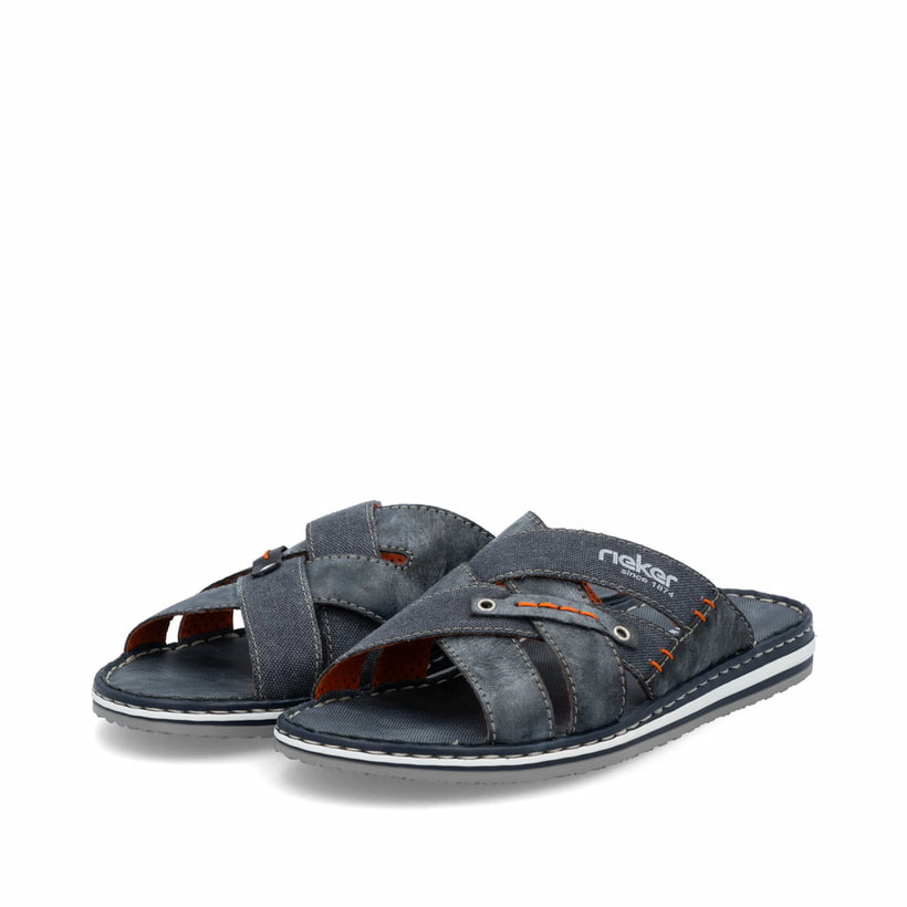 Blaue Rieker Herren Pantoletten 21599-14 mit Komfortweite G sowie leichter Sohle. Schuhpaar seitlich schräg.