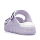 Fliederfarbene Rieker Damen Pantoletten P2180-30 mit einer Schnalle. Schuh von hinten.