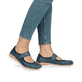 Blaue Rieker Ballerinas N4299-14 in Löcheroptik mit einem Klettverschluss. Schuh am Fuß.