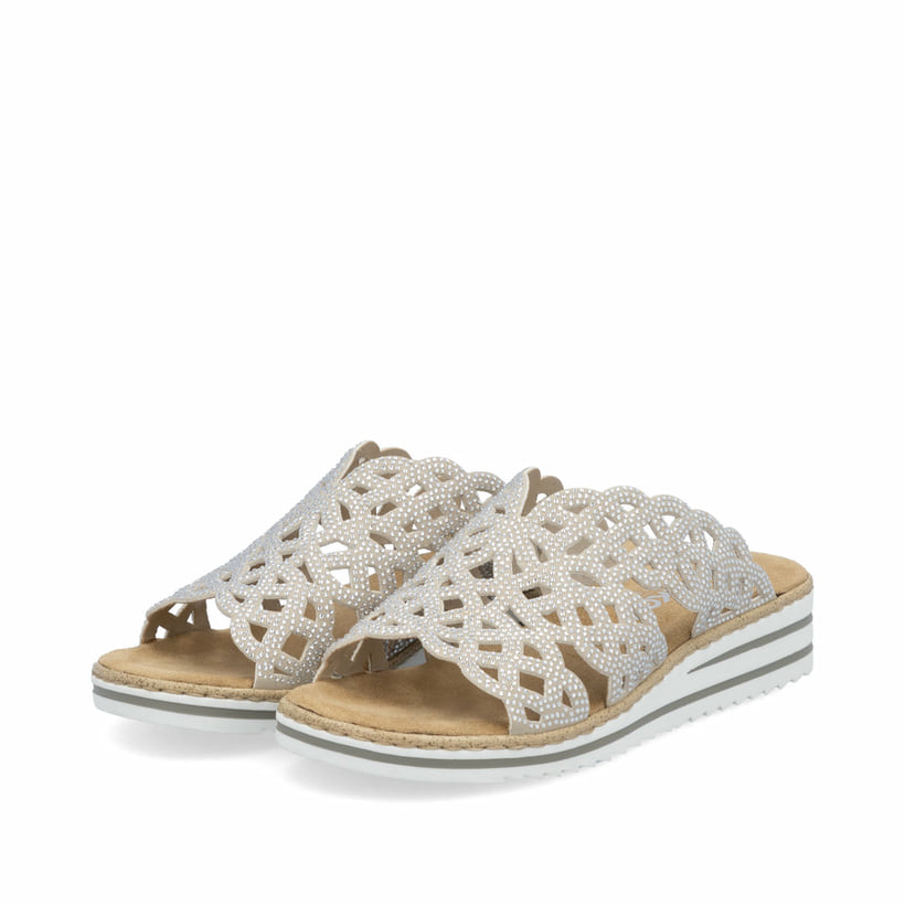 Beige Rieker Damen Pantoletten V0689-63 mit Strasssteinen. Schuhpaar seitlich schräg.