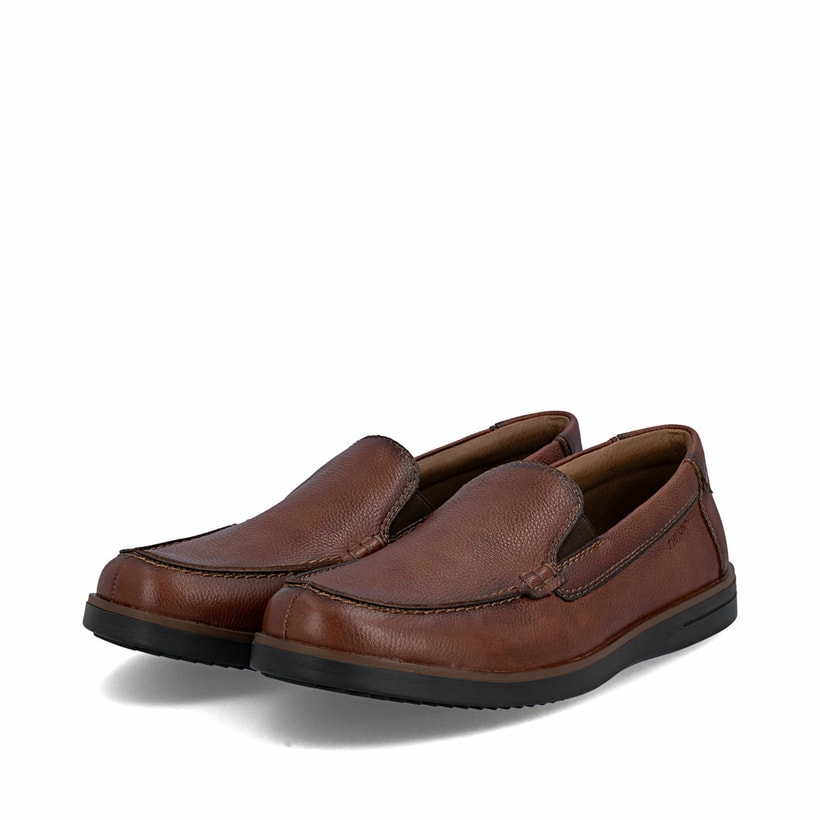 Braune Rieker Herren Slipper B2352-24 aus Glattleder mit modernen Ziernähten. Schuhpaar seitlich schräg.