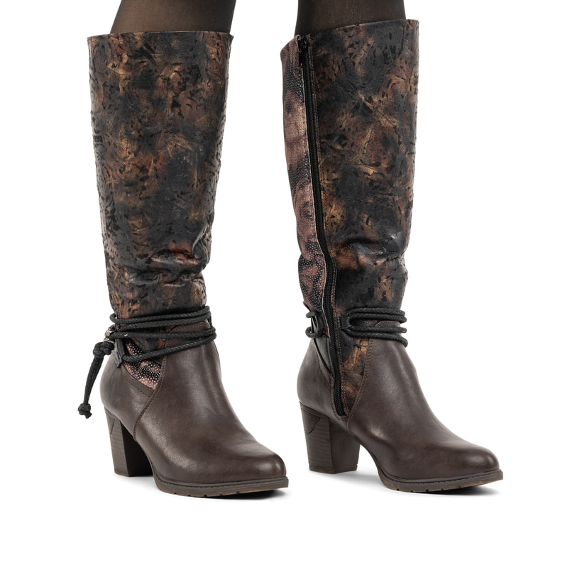Brombeerfarbene Rieker Damen Hochschaftstiefel 96059-90 mit floralem Aufdruck. Schuh am Fuß.