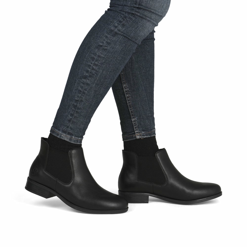 Schwarze Rieker Damen Chelsea Boots 77050-00 mit einem Gummizug. Schuh am Fuß.