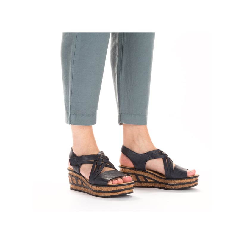 Schieferblaue Rieker Keilsandaletten 68179-14 mit einem Klettverschluss. Schuh am Fuß.