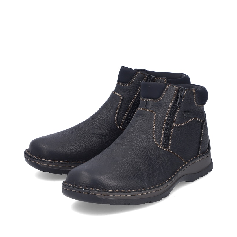 Schwarze Rieker Herren Kurzstiefel 05362-00 aus Glattleder. Schuhpaar seitlich schräg.