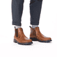 Braune Rieker Herren Chelsea Boots 32052-24 aus Glattleder mit Reißverschluss. Schuh am Fuß.