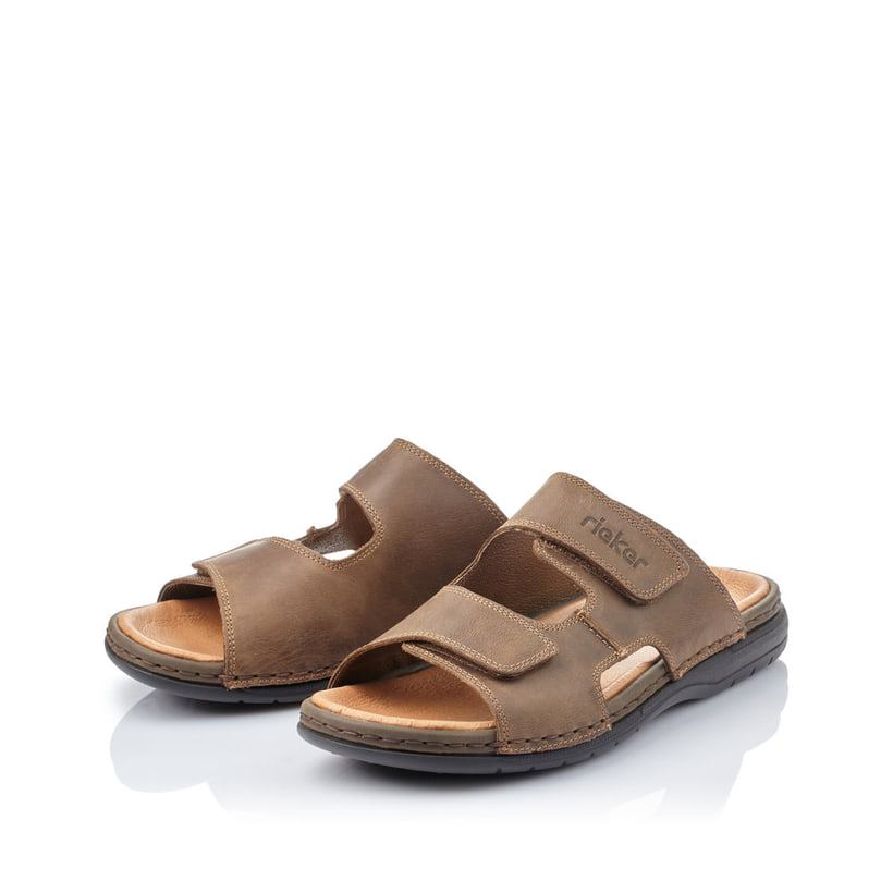 Braune Rieker Herren Pantoletten 25592-25 mit einem Klettverschluss. Schuhpaar seitlich schräg.