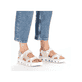 Beige Rieker Damen Trekkingsandalen 64074-60 mit einem Klettverschluss. Schuh am Fuß.