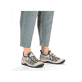 Graue Rieker Damen Slipper L0539-40 mit einem Gummizug. Schuh am Fuß.