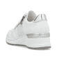 Weiße Rieker Damen Sneaker Low N4322-80 mit Reißverschluss sowie Komfortweite G. Schuh von hinten.