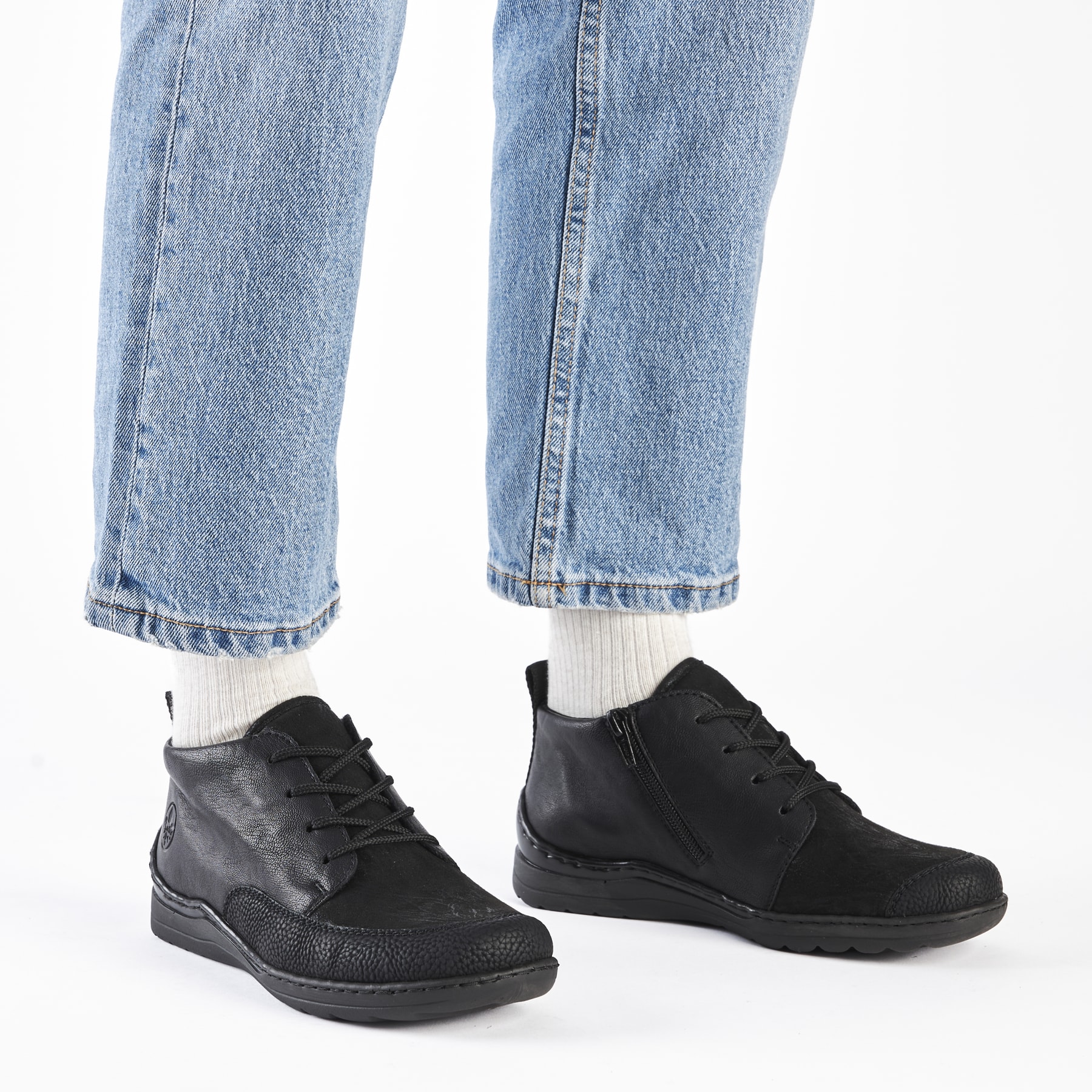 Champagnerfarbene Rieker Damen Slipper 487C0-60 mit einem Klettverschluss. Schuh Außenseite gespiegelt.