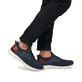 Blaue Rieker Herren Slipper B6652-14 mit einem Gummizug sowie Komfortweite G 1/2. Schuh am Fuß.