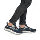 Blaue Rieker Herren Sneaker Low U1305-14 mit Schnürung sowie abgesetztem Logo. Schuh am Fuß.