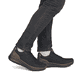 Schwarze Rieker Herren Schnürschuhe B1801-00 mit lightsole+ sowie Reißverschluss. Schuh am Fuß.