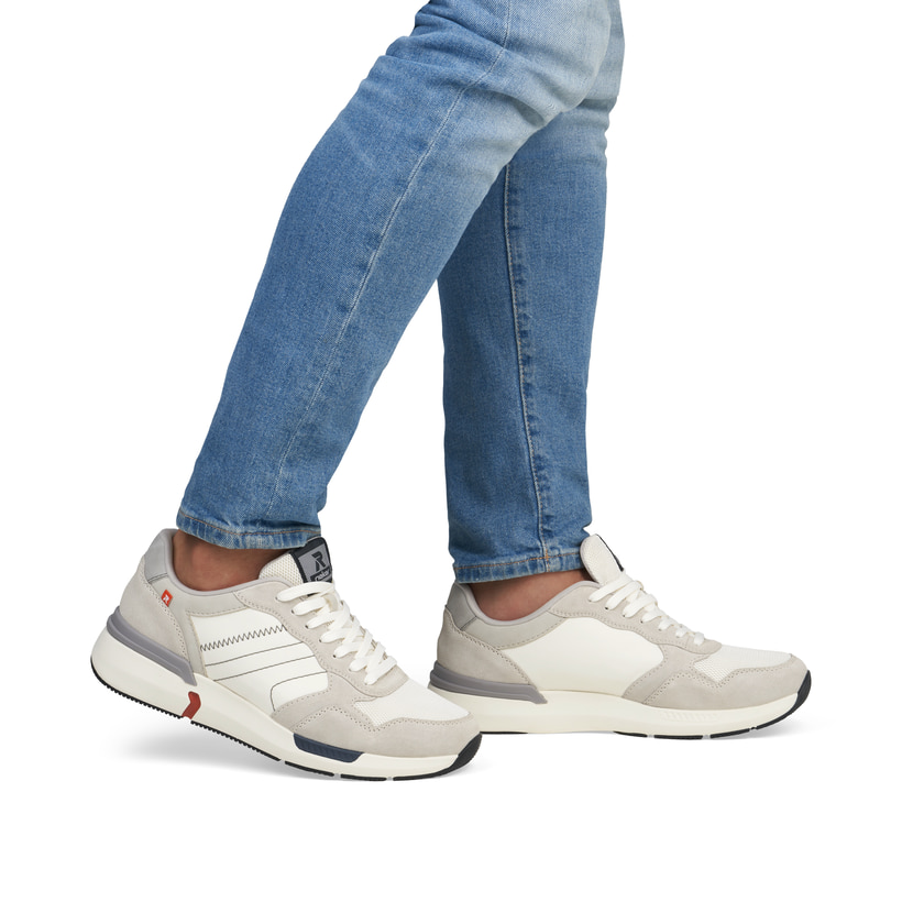Weiße Rieker Herren Sneaker Low U1401-80 mit einer Schnürung. Schuh am Fuß.