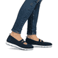 Blaue Rieker Ballerinas L3053-14 mit Gummizug sowie herausnehmbarer Einlegesohle. Schuh am Fuß.