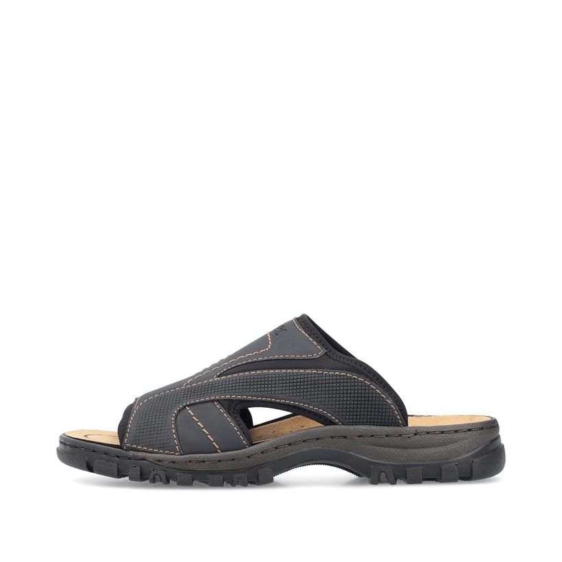 Schwarze Rieker Herren Pantoletten 25093-00 mit Elastikeinsatz sowie Ziernähten. Schuh Außenseite.