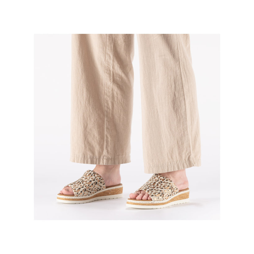 Mules Rieker beiges pour femme V4188-60 avec imprimé animal à la mode. Chaussure au pied.
