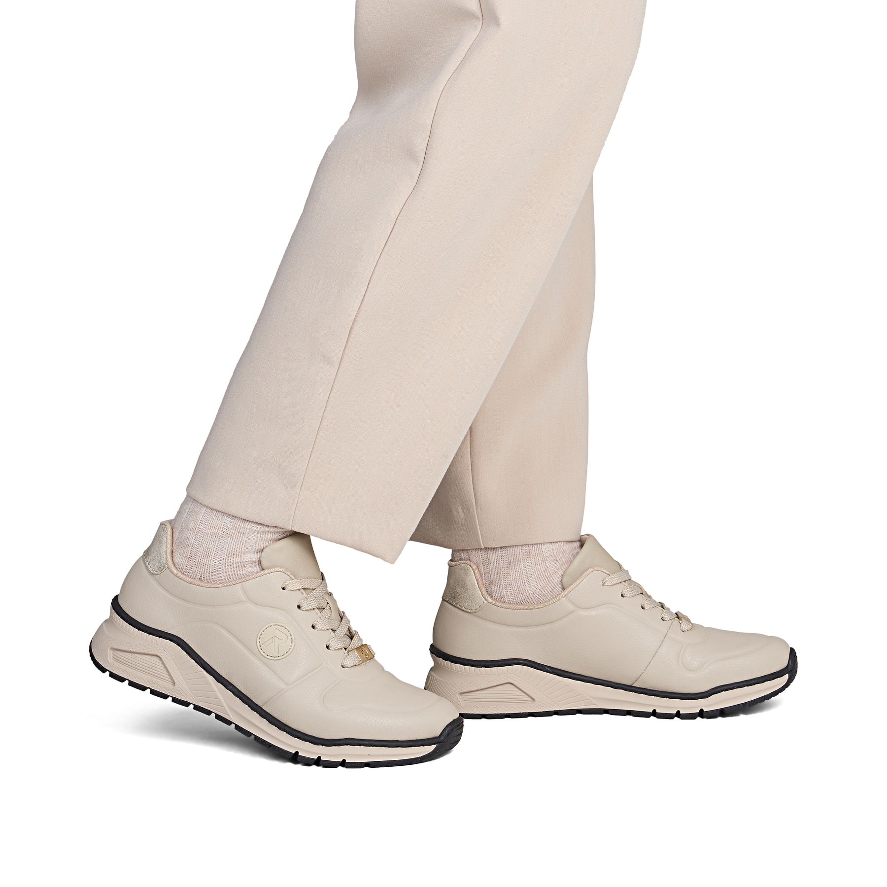 Beige Rieker Damen Sneaker Low M4903-61 aus Glattleder mit einer Schnürung. Schuh am Fuß.