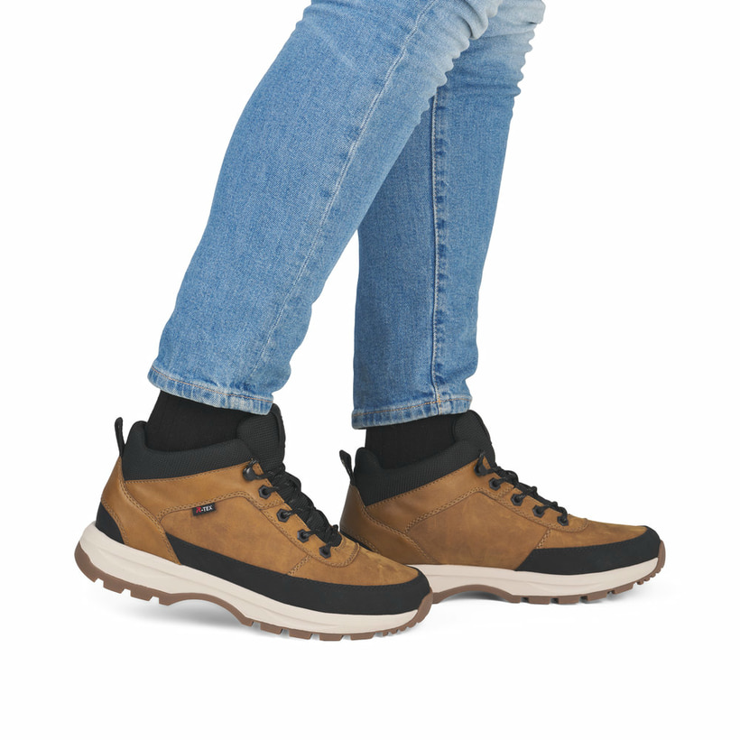 Gelbe Rieker Herren Schnürstiefel U1670-68 mit wasserabweisender TEX-Membran. Schuh am Fuß.