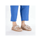 Beige Rieker Damen Pantoletten V8763-60 mit Klettverschluss sowie leichter Sohle. Schuh am Fuß.