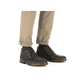 
Asphaltschwarze Rieker Herren Schnürschuhe 33142-00 mit einer robusten Profilsohle. Schuh am Fuß