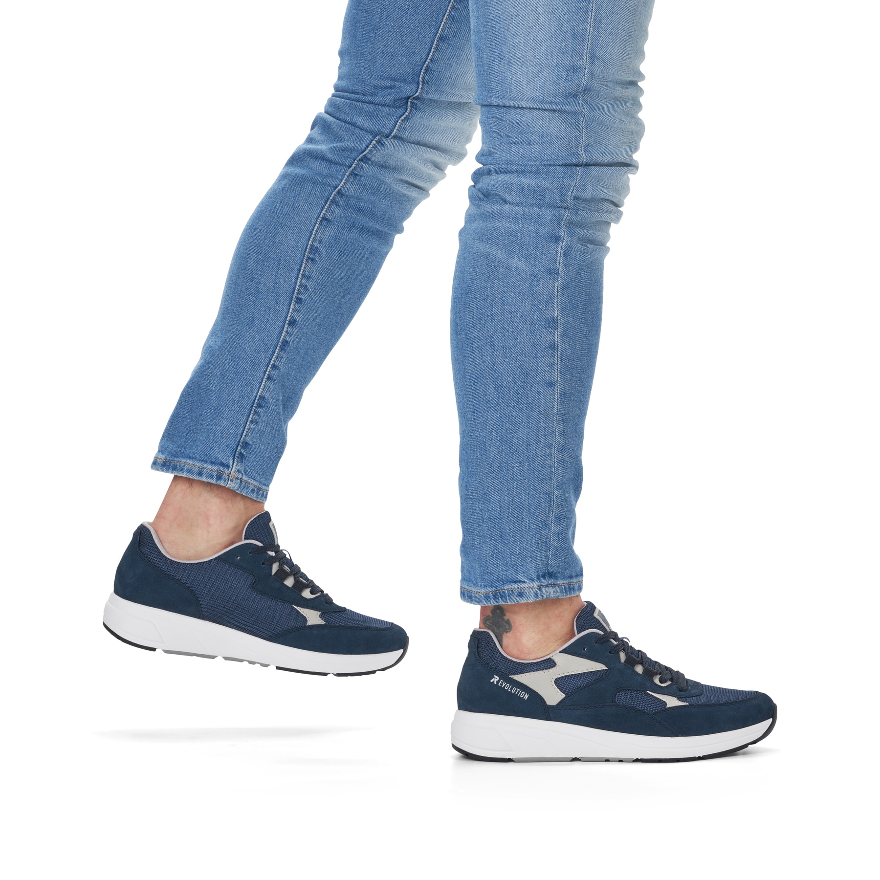Blaue Rieker Herren Sneaker Low 07000-14 mit flexibler und super leichter Sohle. Schuh am Fuß.