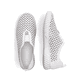 Weiße Rieker Damen Slipper N0965-80 in Löcheroptik mit einem Gummizug. Schuh von oben, liegend.