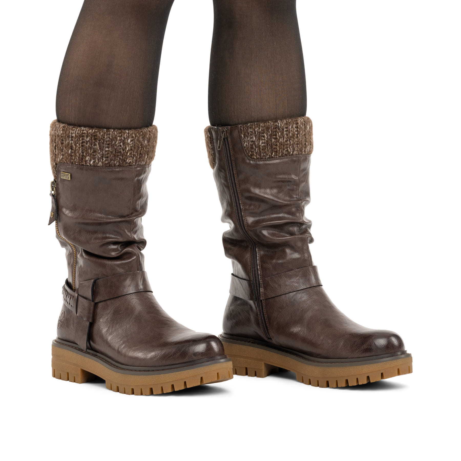Dunkelbraune Rieker Damen Hochschaftstiefel 92984-25 mit modischer Faltenoptik. Schuh am Fuß.