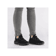 Mocassins Rieker noirs pour femme L0550-01 avec logo en relief. Chaussure au pied.