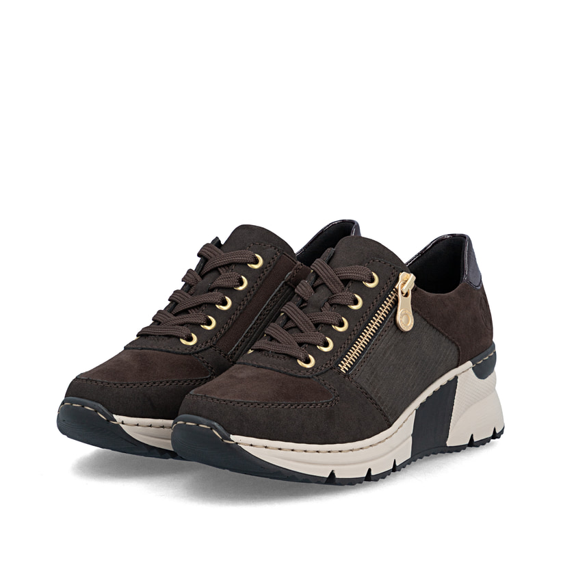 Dunkelbraune Rieker Damen Sneaker Low N6314-25 mit einem Reißverschluss. Schuhpaar seitlich schräg.
