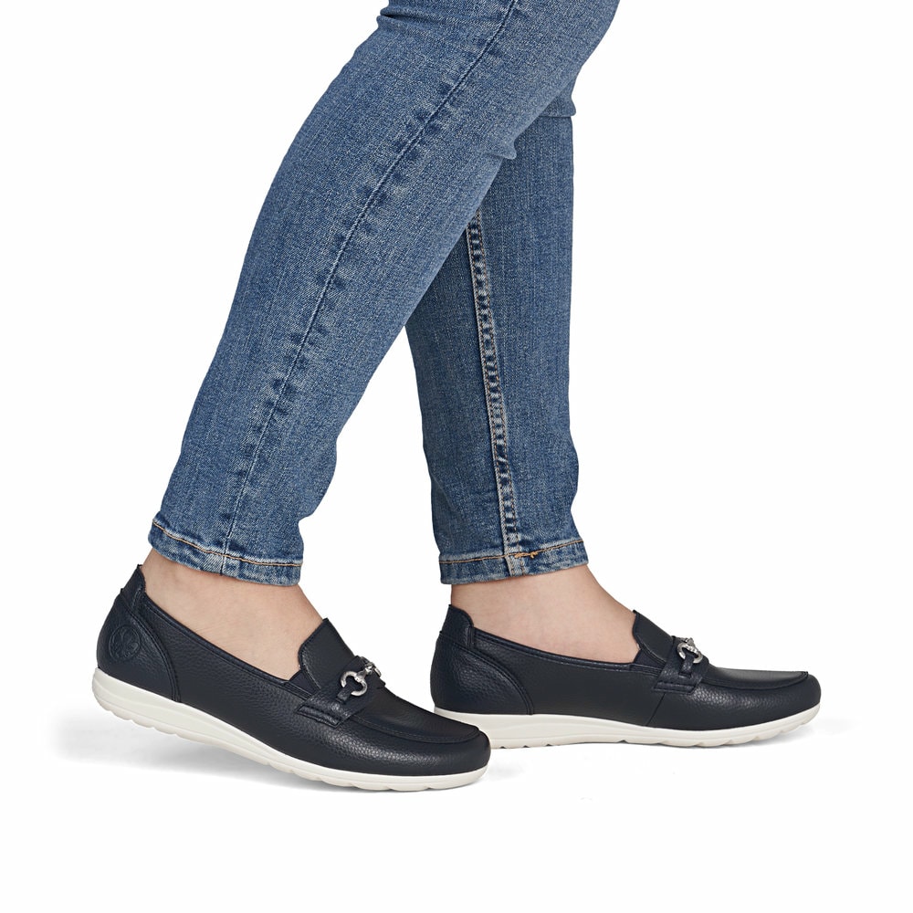 Dunkelblaue Rieker Damen Loafer L9355-14 aus Glattleder mit Schmuckelementen. Schuh am Fuß.